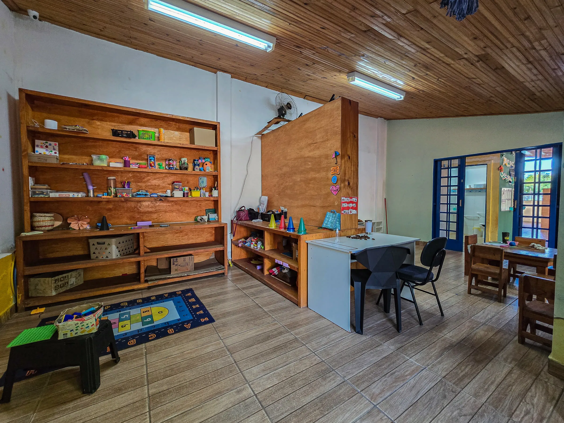 Sala com materiais pedagógicos