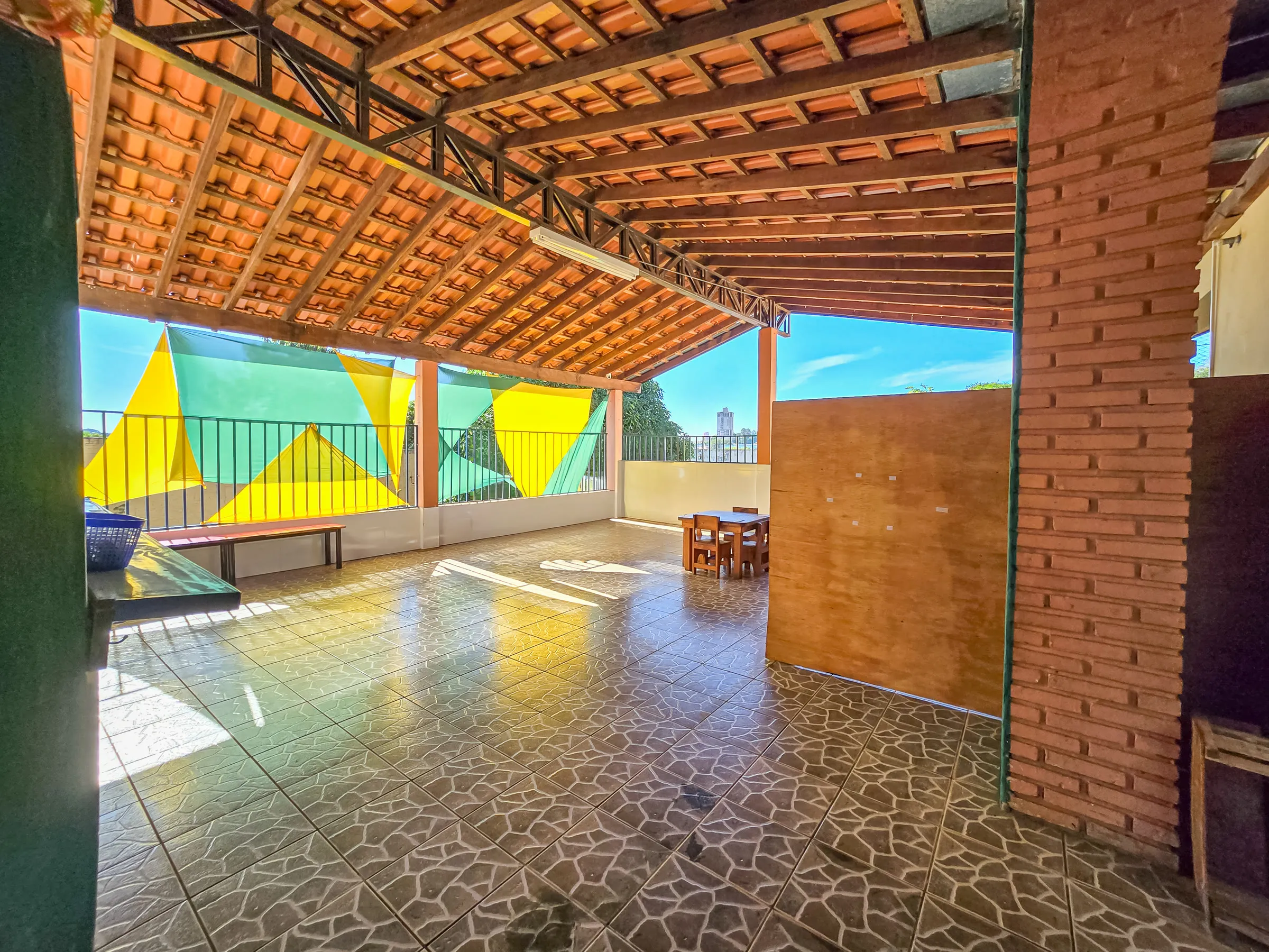 Salão coberto para encontros e eventos