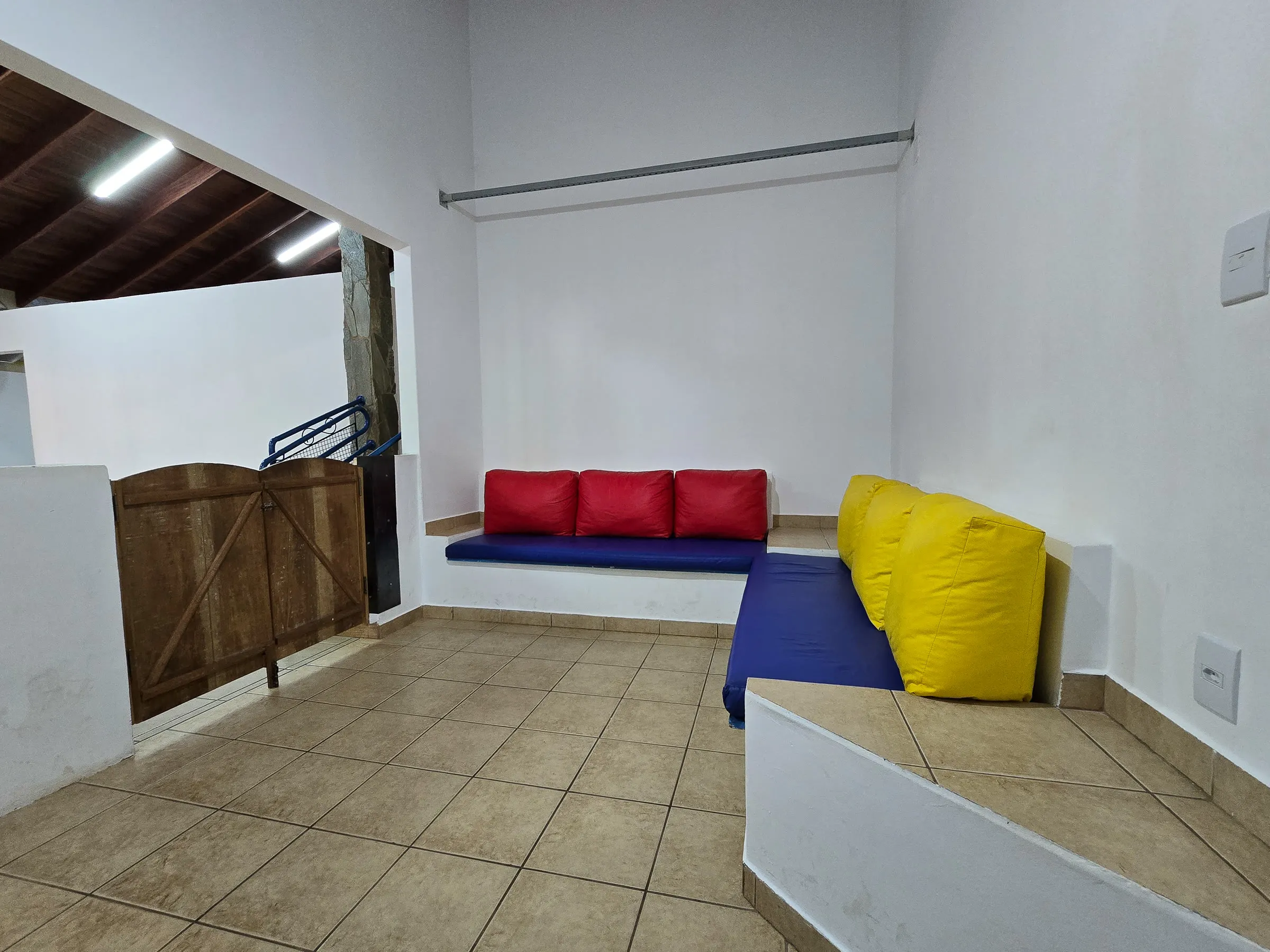 Sala com sofás e almofadas coloridas