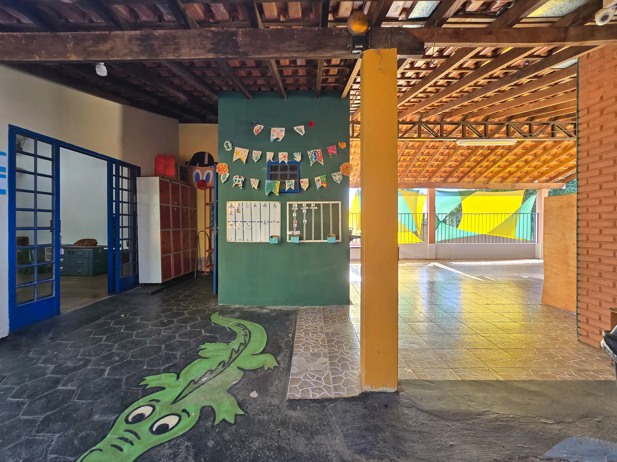 Corredor com jacaré pintado no chão