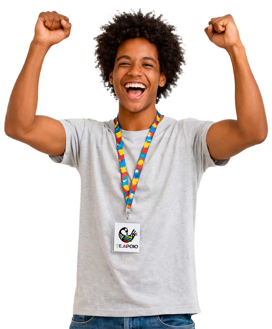 Jovem com crachá da Te Apoio comemorando de braços erguidos